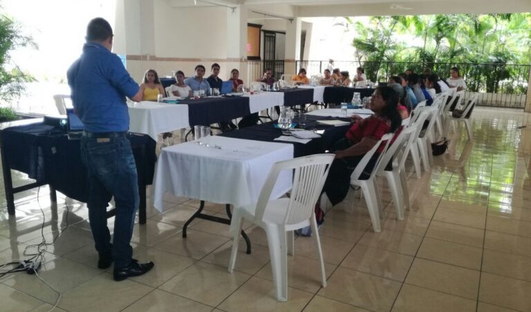 TALLER DE DESCENTRALIZACIÓN E INCIDENCIA DE LA MUJER EN RETALHULEU